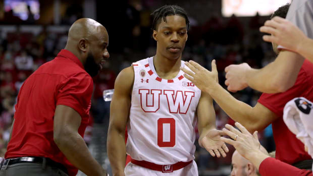 Wisconsin guard Jahcobi Neath walking to the bench (Credit: Mark Hoffman / Milwaukee Journal Sentinel / USA TODAY NETWORK)